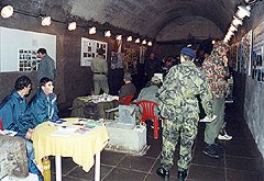 Návštěvníci v podzemí dělostřeleckého srubu